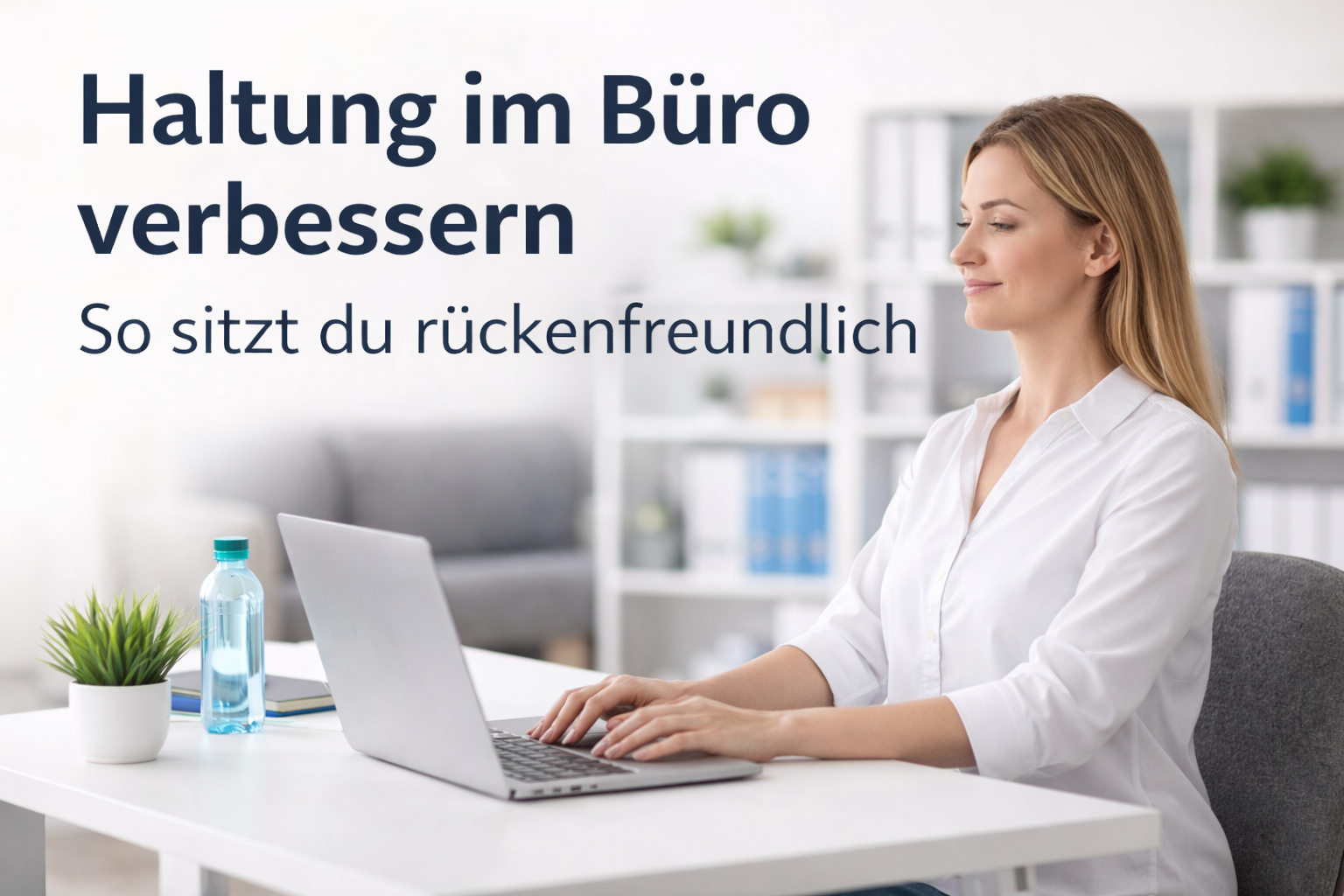 Richtige Haltung im Büro am Schreibtisch – Frau sitzt aufrecht am Laptop und arbeitet rückenfreundlich im Büro